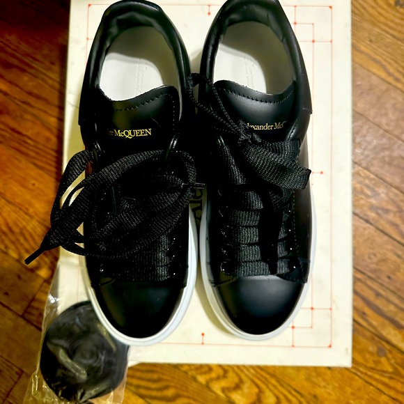 Alexander McQueen Sneaker Wore Twice In PERFECT CONDITION!